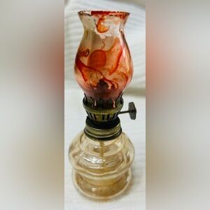 Vintage oil lamp, Made in Hong Kong, working wick advancer. No cracks.